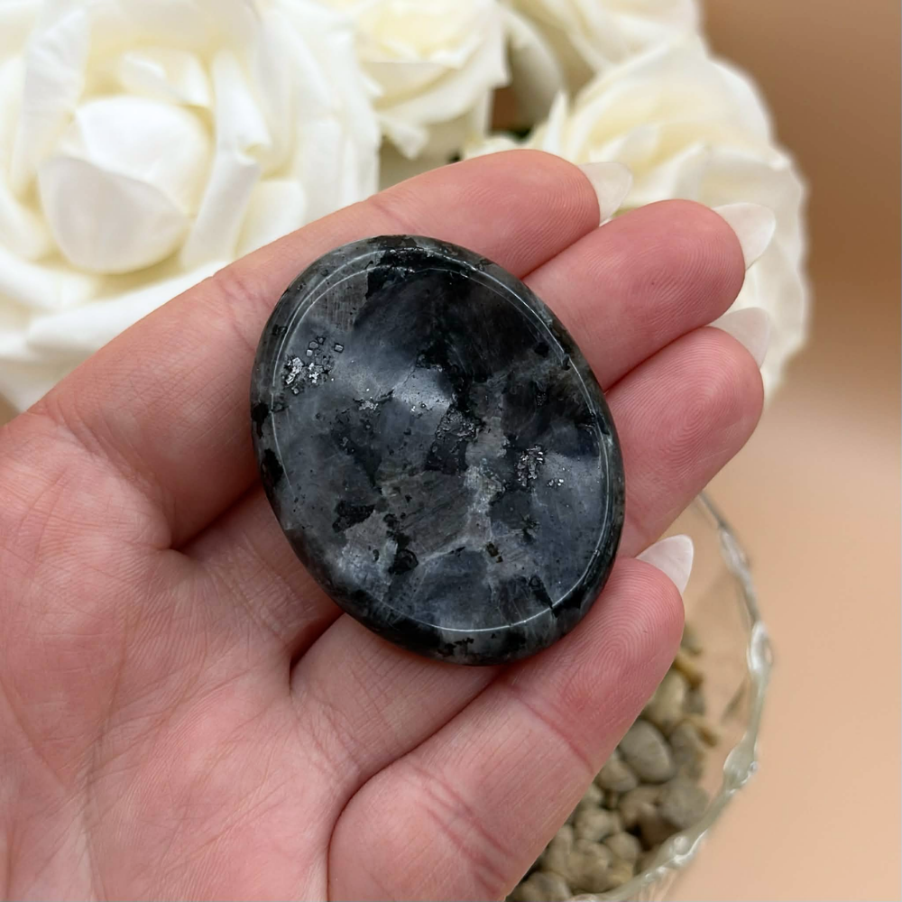 Worry stone larvikit