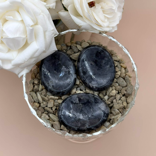 Worry stone larvikit